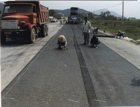 鋼塑土工格柵在公路建設(shè)中升級(jí)加固